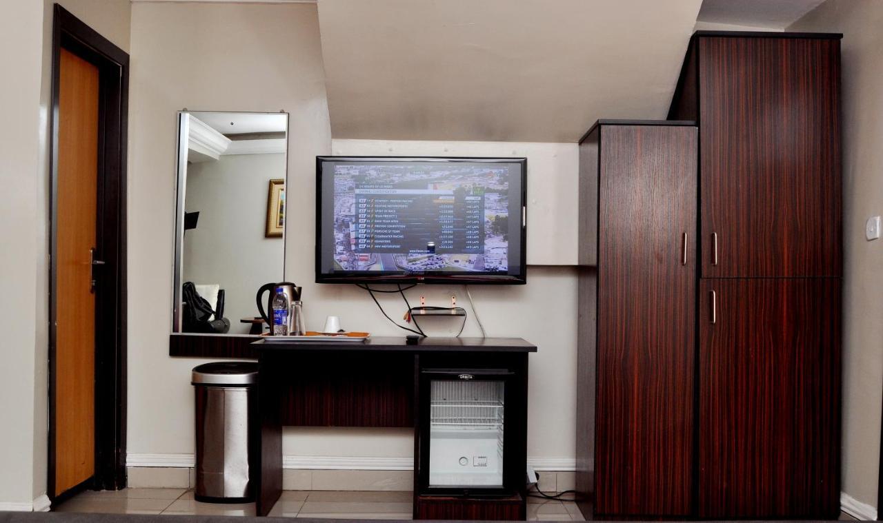 Primal Hotel Isaac John Gra Ikeja Extérieur photo